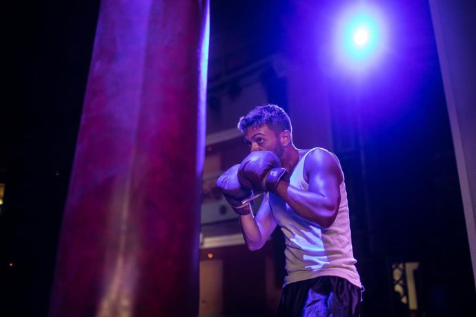 Jesús Torres llega a Rambleta con 'Puños de harina', un combate escénico que cuestiona la idea de masculinidad