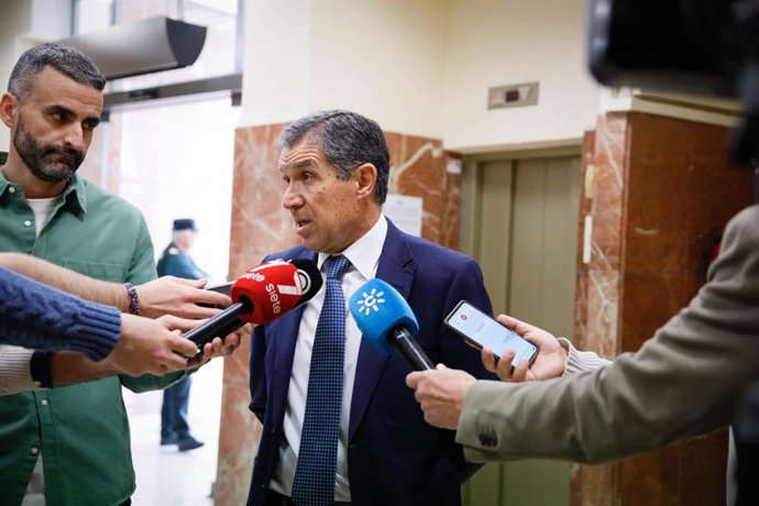Lorenzo del río, presidente del Tribunal Superior de Justicia de Andalucía (TSJA), atendiendo a los medios.