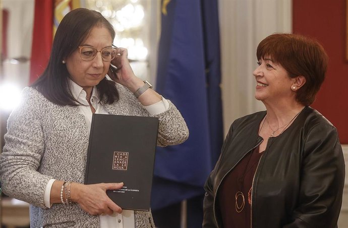 La presidenta de las Cortes de Valencia, Llanos Massó (i), recibe la Memòria de la Agencia Valenciana de la Lengua 2022, por parte de la presidenta de la Academia de la Lengua Valenciana (AVL), Verónica Cantó (d), en Les Corts