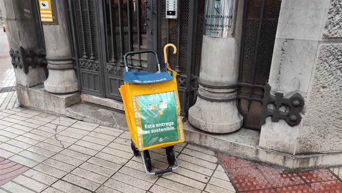 Archivo - Carro de un repartidor de Correos en Oviedo.