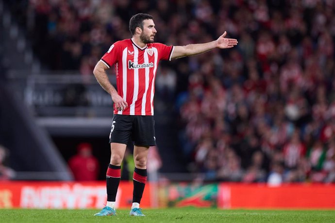 Archivo - Inigo Lekue of Athletic Club reacts during the LaLiga EA Sports match between Athletic Club and Real Sociedad at San Mames on January 13, 2024, in Bilbao, Spain.