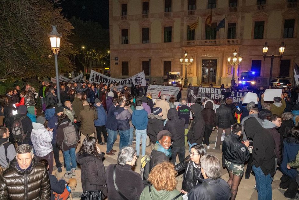 Archivo - Varias personas se manifiestan por la amnistía del rapero Pablo Hasel, a 19 de noviembre de 2022, en Lleida, Catalunya (España)