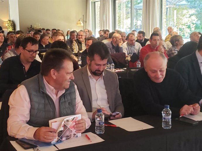 El secretario regional de PSOE, Luis Tudanca, junto al secretario general de UGT-FICA, Miguel Ángel Gutiérrez Fierro (izda), y el Secreatario general de UGT en la Comunidad, Faustino Temprano (dcha)