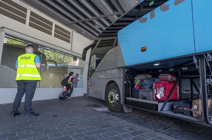 Archivo - Un autobús listo para emprender el viaje en la estación Sur de Méndez Álvaro con motivo de la operación salida de inicios de agosto, a 28 de julio de 2023, en Madrid (España). 