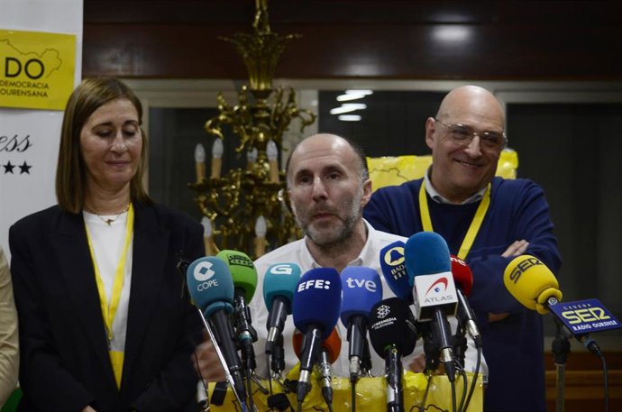 El alcalde de la ciudad y presidente de DO, Gonzalo Pérez Jácome, ofrece una rueda de prensa durante el seguimiento de la jornada electoral de los comicios autonómicos de Galicia, en el Hotel Princess, a 18 de febrero de 2024, en Ourense, Galicia (Españ