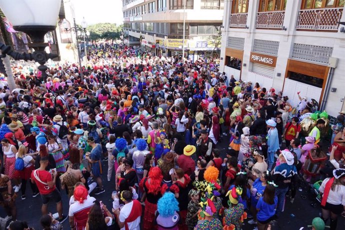 Miles de personas disfrutan del Carnaval de Santa Cruz de Tenerife en la Plaza de la Candelaria