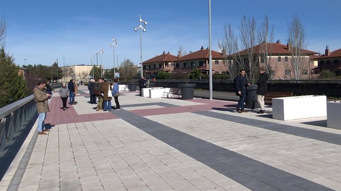Acera del puente de Santa Teresa, en Valladolid, donde se ha sustituido el pavimento de madera por baldosas.