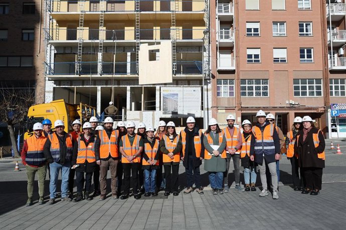 La vicepresidenta Begoña Alfaro, el concejal Borja Izagirre, la concejala Zaloa Basabe,  el director gerente de Nasuvinsa, Javier Burón, y responsables de las obras, durante la visita