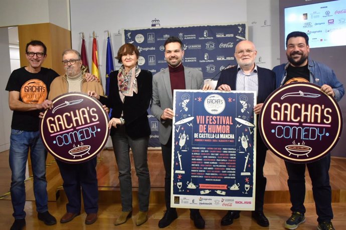 Foto de familia durante la presentacion del Festival del Humor de Castilla-La Mancha.