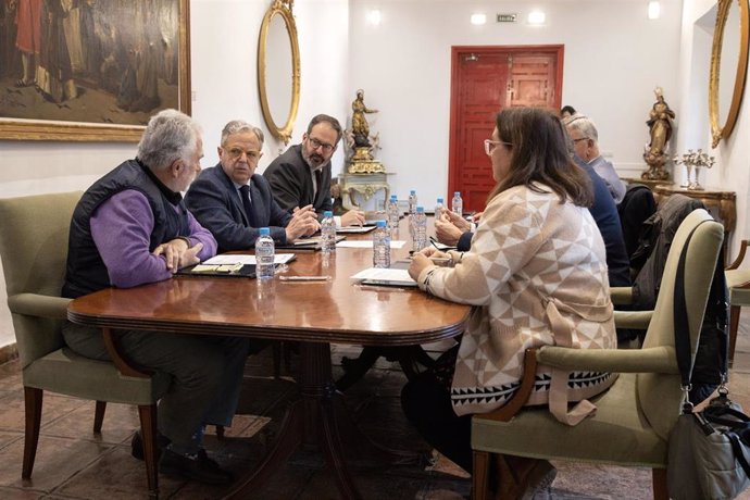 El presidente de la Diputación, Salvador Fuentes (segundo por la izda.), y el delegado de la Junta, Adolfo Molina (tercero), en su encuentro con los representantes de agricultores y ganaderos.