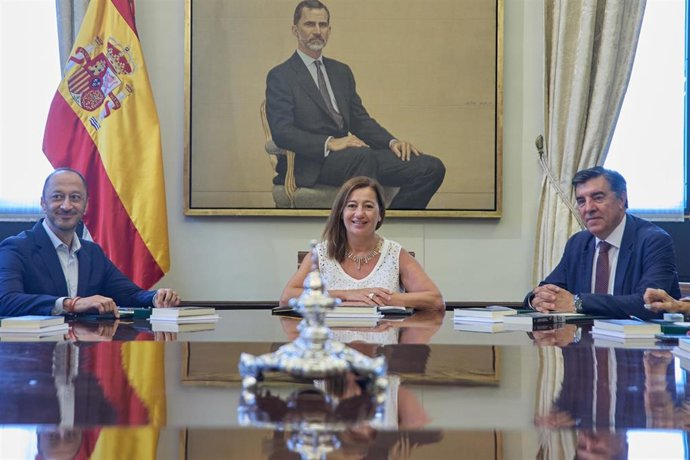 Archivo - La presidenta del Congreso, Francina Armengol, preside la primera reunión de la Mesa del Congreso de los Diputados de la XV Legislatura.