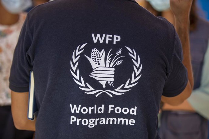 Archivo - Logo del Programa mundial de Alimentos (PMA) en una camiseta usada por una persona en el campamento de refugiados de Zaatari, en Jordania (archivo)