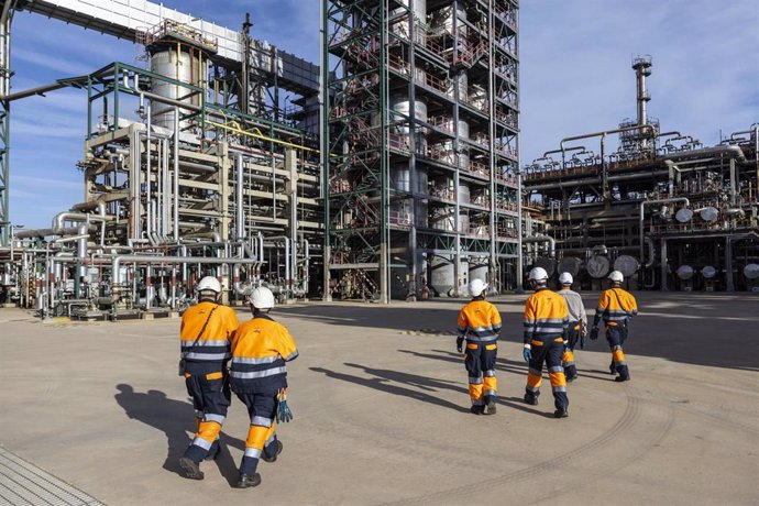 Empleados en la planta de Repsol Puertollano.