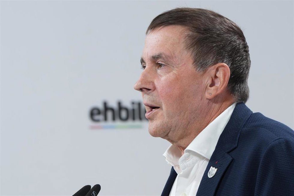 Archivo - El coordinador general de EH Bildu, Arnaldo Otegi, durante una rueda de prensa celebrada tras la reunión de su Mesa Política, en la sede de EH Bildu, a 27 de noviembre de 2023, en San Sebastián, Gipuzkoa