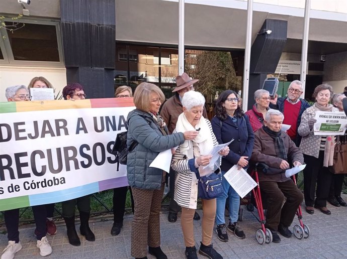 Concentración ante la sede de AVRA en demanda de mejores politicas en las VPO