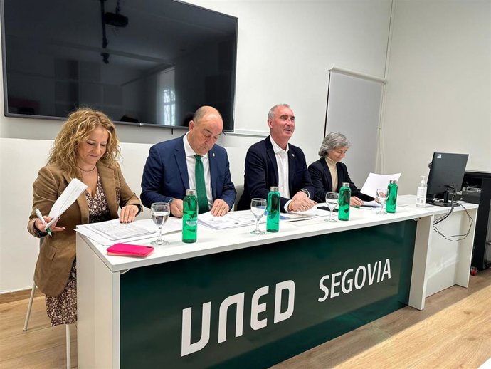 La directora de UNED Segovia, María Dolores Reina (izda), el presidente de la Diputación, Miguel Ángel de Vicente, el alcalde de Segovia, José Mazarías, y la vicerrectora de centros asociados, Isabel Martín (Ayto Segovia)