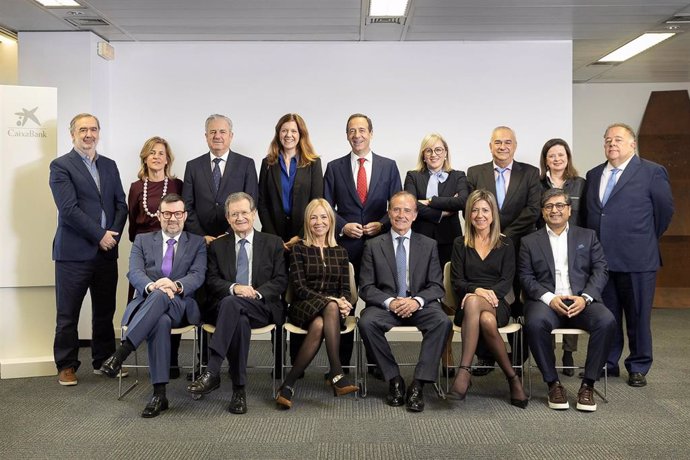 El consejero delegado de CaixaBank, Gonzalo Gortázar, junto al Comité Consultivo de accionistas de la entidad.