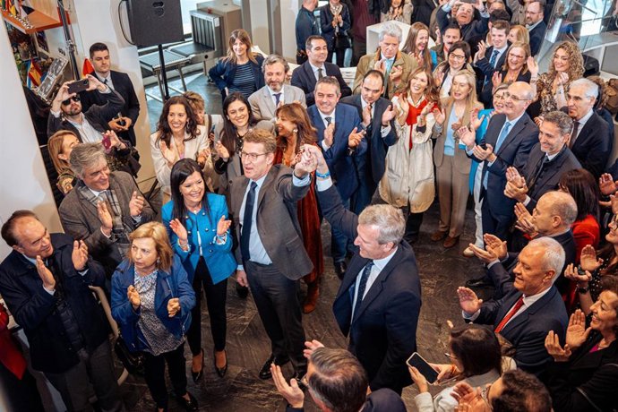 El presidente del PP, Alberto Núñez Feijóo (i), y el presidente de la Xunta, Alfonso Rueda (d), a su llegada a una reunión del Comité Ejecutivo Nacional, en la sede del Partido Popular, a 20 de febrero de 2024, en Madrid (España). 