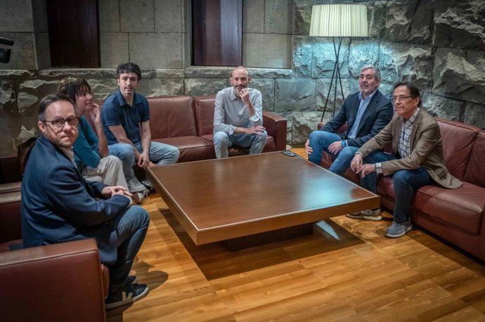 El presidente de Canarias, Fernando Clavijo, se reúne con el director de cine Rodrigo Sorogoyen y el productor de Caballo Films, Nacho Lavilla