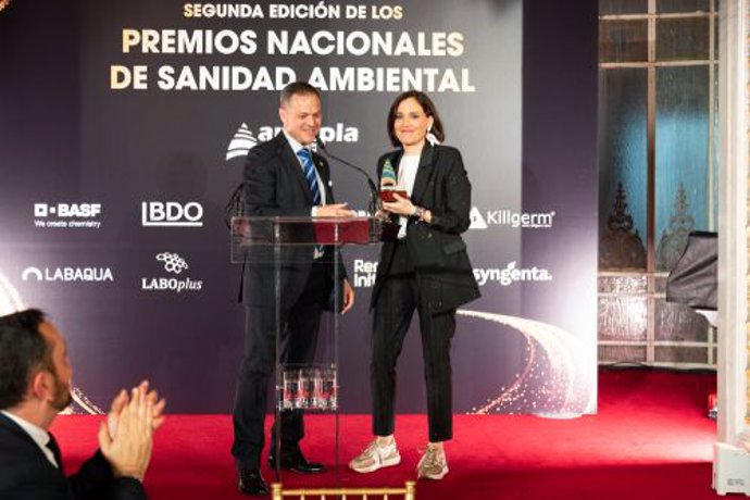 El presidente de ANECPLA entrega el premio a ‘Boticaria García’