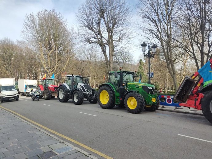 Tractores en la calle Santa Susana de Oviedo.