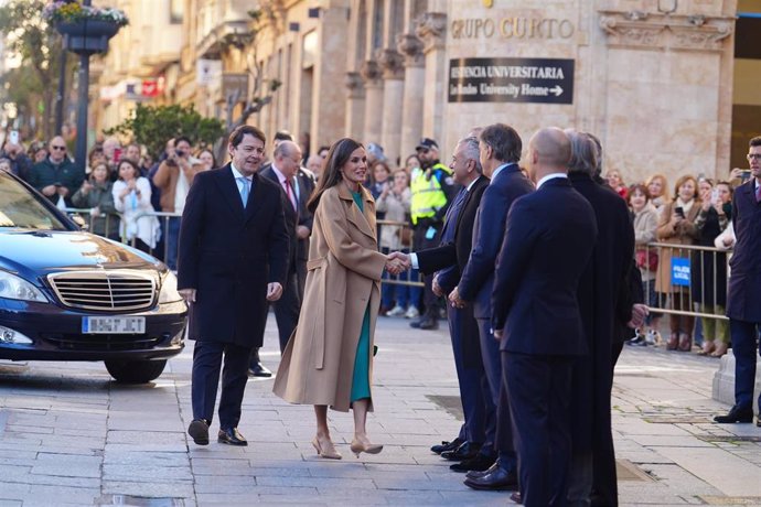 La Reina Letizia (c) saluda a su llegada al Centro Internacional del Español, a 20 de febrero de 2024, en Salamanca, Castilla y León (España).