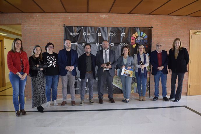Foto de familia de la presentación de la cátedra 'Sostenibilidad y Territorio' de la UCLM.