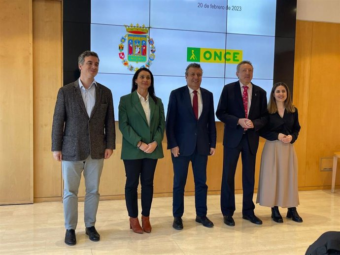 El presidente de la Diputación y el delegado de la ONCE en Andalucía, en el centro, tras el acuerdo de colaboración para hacer de la provincia un destino turístico más accesible.