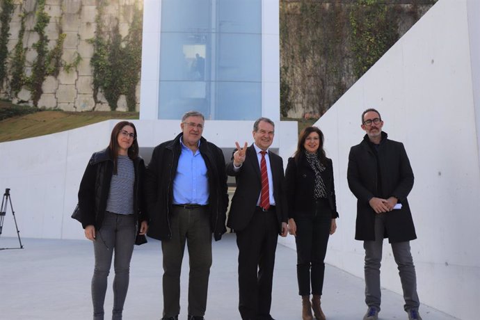 Visita del alcalde de Vigo, Abel Caballero, y los concejales María José Caride y Javier Pardo al ascensor Halo, a 20 de febrero de 2024.