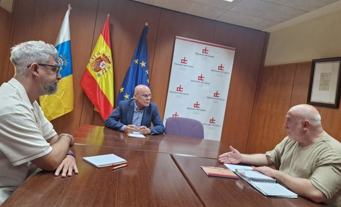 El Diputado del Común, Rafael Yanes, se ha reunido con Daniel Alemán y Eduardo Manzano, presidente y secretario de la Asociación LGBTI de Gran Canaria 'Marikas Rurales'