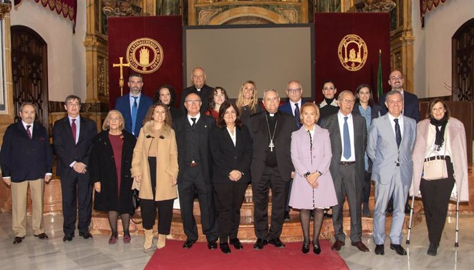 Los Intervinientes En La Jornada Junto A Los Familiares De D. Mariano López Alarcón.