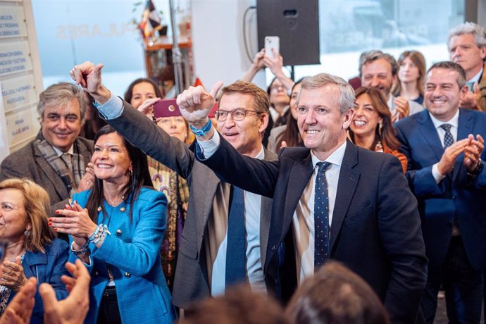 El presidente del PP, Alberto Núñez Feijóo (2i), y el presidente de la Xunta, Alfonso Rueda (1d), aplauden a su llegada a una reunión del Comité Ejecutivo Nacional, en la sede del Partido Popular, a 20 de febrero de 2024, en Madrid (España). Feijóo reúne 