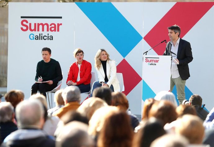 El exalcalde de Ferrol, Jorge Suárez, interviene durante un acto de campaña de Sumar, en la Praza Vella, a 3 de febrero de 2024, en Ferrol, A Coruña, Galicia (España). 