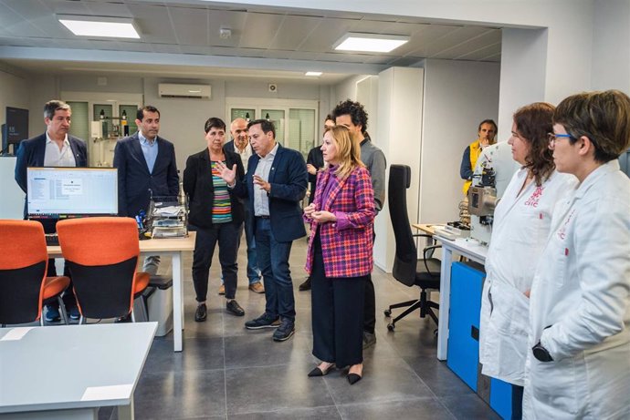 La presidenta del Cabildo de Tenerife, Rosa Dávila, visita las instalaciones del Consejo Superior de Investigaciones Científicas (CSIC)