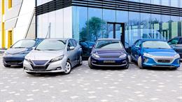 Cinco marcas de coches eléctricos rebajan entre 4.000 y 7.000 euros el precio de sus modelos en febrero, según OCU.