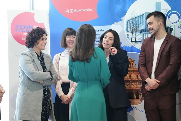 La actriz Vicky Luengo conversa con la reina Letizia en el acto de la Fundación Princesa de Girona en Salamanca