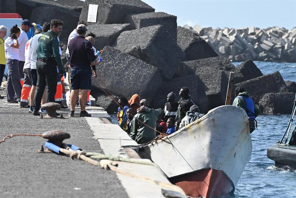 Archivo - Un cayuco llega al puerto de La Restinga, a 26 de enero de 2024, en El Hierro, Santa Cruz de Tenerife, Tenerife, Canarias (España). 