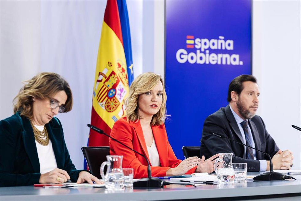 (I-D) La vicepresidenta tercera y ministra para la Transición Ecológica y el Reto Demográfico, Teresa Ribera; la ministra de Educación, Formación Profesional y Deporte, Pilar Alegría .
