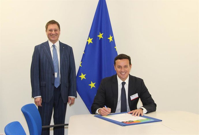 Javier Aureliano García firma el manifiesto en Bruselas