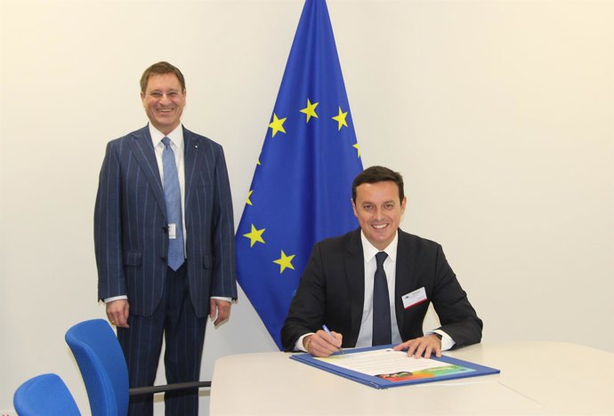 Javier Aureliano García firma el manifiesto en Bruselas