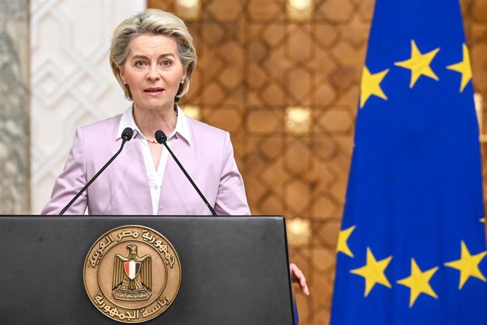 Archivo - HANDOUT - 15 June 2022, Egypt, Cairo: EU Commission President Ursula von der Leyen and Egyptian President Abdel Fattah al-Sisi (not pictured) hold a joint press conference after their meeting at the Presidential Palace. Photo: Dati Bendo/EU Co
