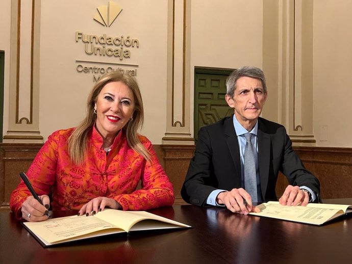La consejera de Economía, Hacienda y Fondos Europeos, además de presidenta de Málaga TechPark, Carolina España, y el presidente de la Fundación Bancaria Unicaja, José M. Domínguez