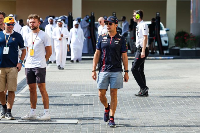 Archivo - PEREZ Sergio (mex), Red Bull Racing RB19, portrait during the 2023 Formula 1 Etihad Airways Abu Dhabi Grand Prix, 22th round of the 2023 Formula One World Championship from November 24 to 26, 2023 on the Yas Marina Circuit, in Abu Dhabi - 