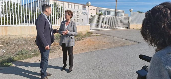Hernández y Valverde (PSOE) en las instalaciones de la desaladora de Almería
