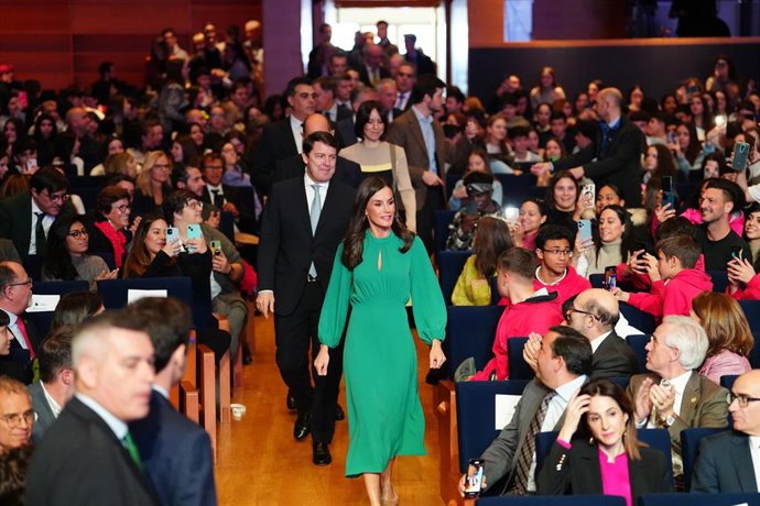 La Reina Letizia (c); el presidente de la Junta de Castilla y León, Alfonso Fernández Mañueco (1i), y la ministra de Ciencia, Innovación y Universidades, Diana Morant (3i), a su llegada al CAEM de Salamanca