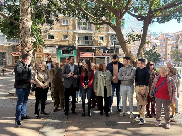 L secretario general del PSOE de Málaga, Daniel Pérez, la secretaria de Vivienda del PSOE malagueño, Ana Villarejo, la edil socialista Carmen Martín y la parlamentaria andaluza y secretaria general del PSOE de Miraflores, Alicia Murillo