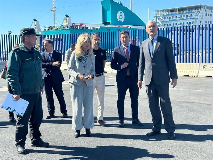 El presidente del Puerto de Huelva, Alberto Santana, y la subdelegada del Gobierno en Huelva, María José Rico, visitan la Terminal de Pasajeros del Muelle Sur.