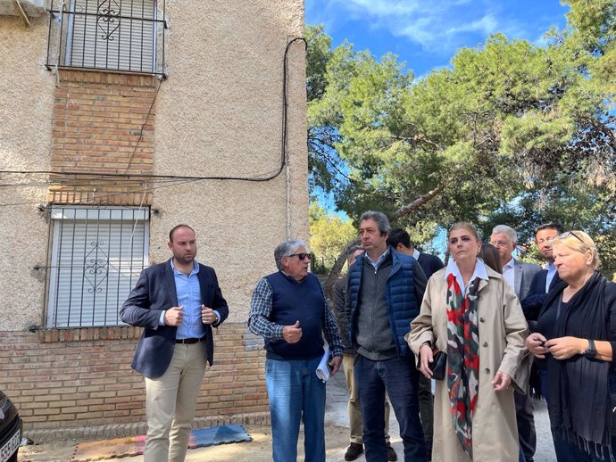 El vicepresidente primero y conseller de Cultura y Deporte, Vicente Barrera, con representantes de asociaciones vecinales del Distrito 2 de Alicante para abordar los problemas de la zona norte.