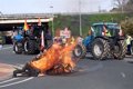 Los ganaderos cortan las autovías y protagonizan momentos de tensión con la Guardia Civil