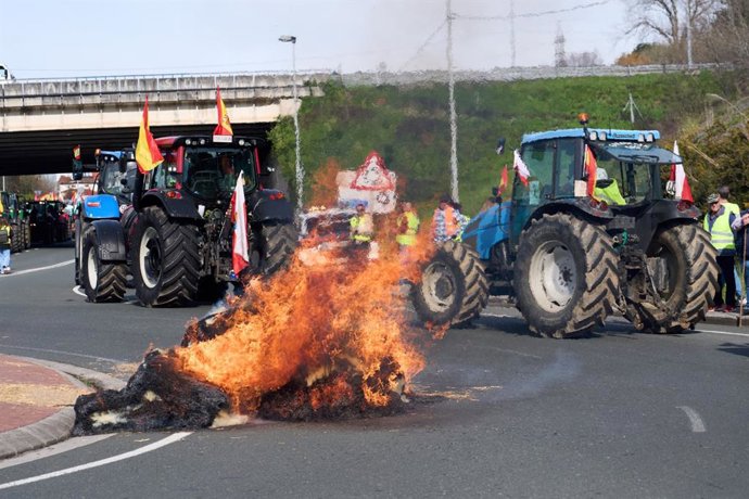 Tractorada de los ganaderos en Colindres.